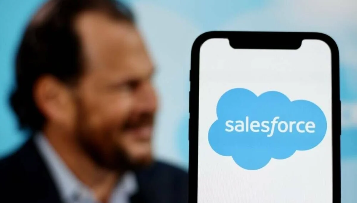 Salesforce demite equipes enquanto investe bilhões em aquisições e recompra de ações